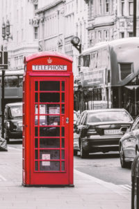 britische Telefonzelle auf einer Straße