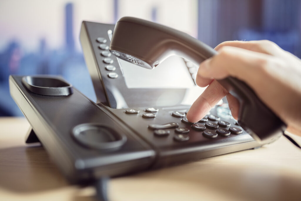 Jemand ruft an. Outbound Telefonie ist in modernen Call Center ein Muss und klarer Trend.