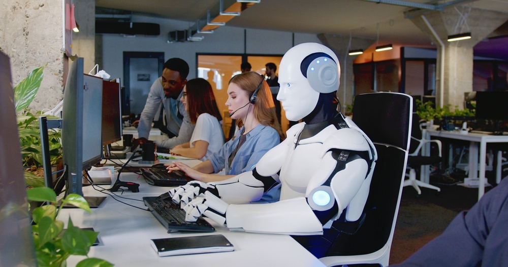 Roboter und Menschen arbeiten zusammen